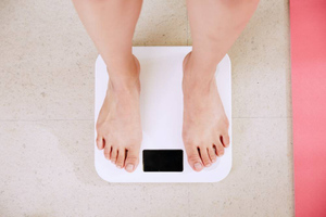 Диетолог призвала отказаться от алкоголя и сахара, чтобы сбросить лишние килограммы