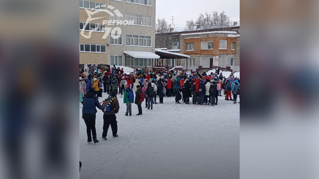 Эвакуация учеников и персонала учебного заведения. Фото © Telegram / "Регион 70" 