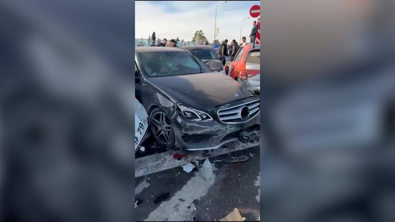 Девять машин столкнулись в Адлерском районе Сочи, один человек погиб