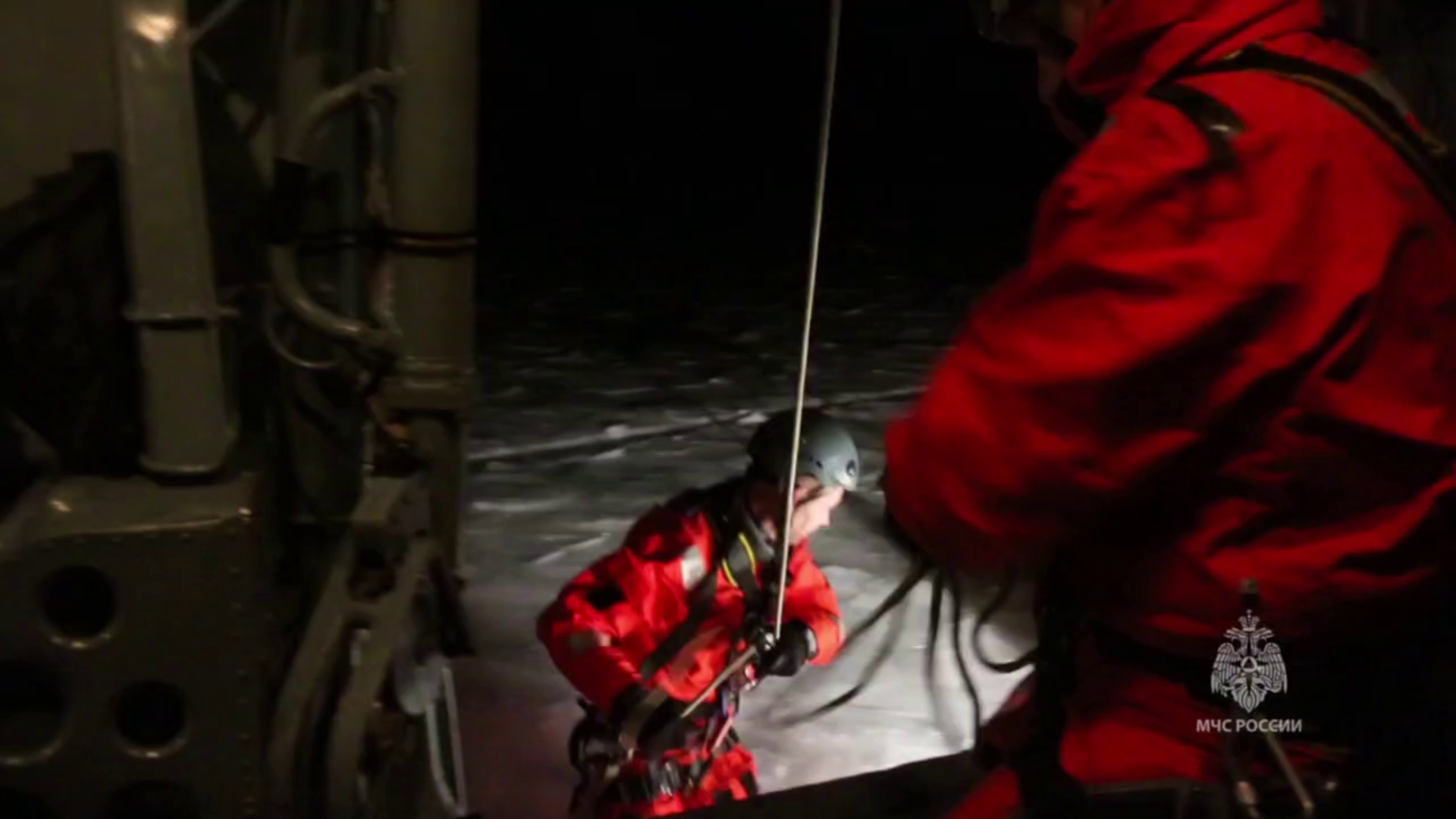Пришлось зависать над льдиной: На Онежском озере спасли двух рыбаков