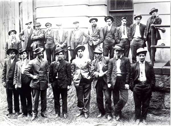 Члены банды "Пять углов" из Нью-Йорка. Фото © Wikipedia