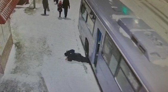 Женщина попала под колёса автобуса в Петропавловске-Камчатском. Обложка © Telegram / "Новости Камчатки"