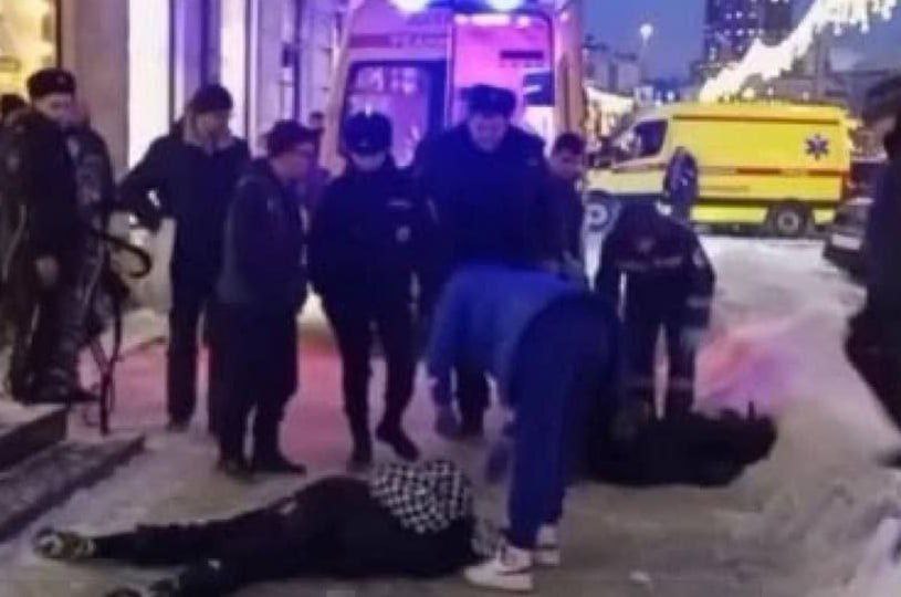 В Новосибирске девушка-подросток упала с крыши на 17-летнего парня, оба погибли