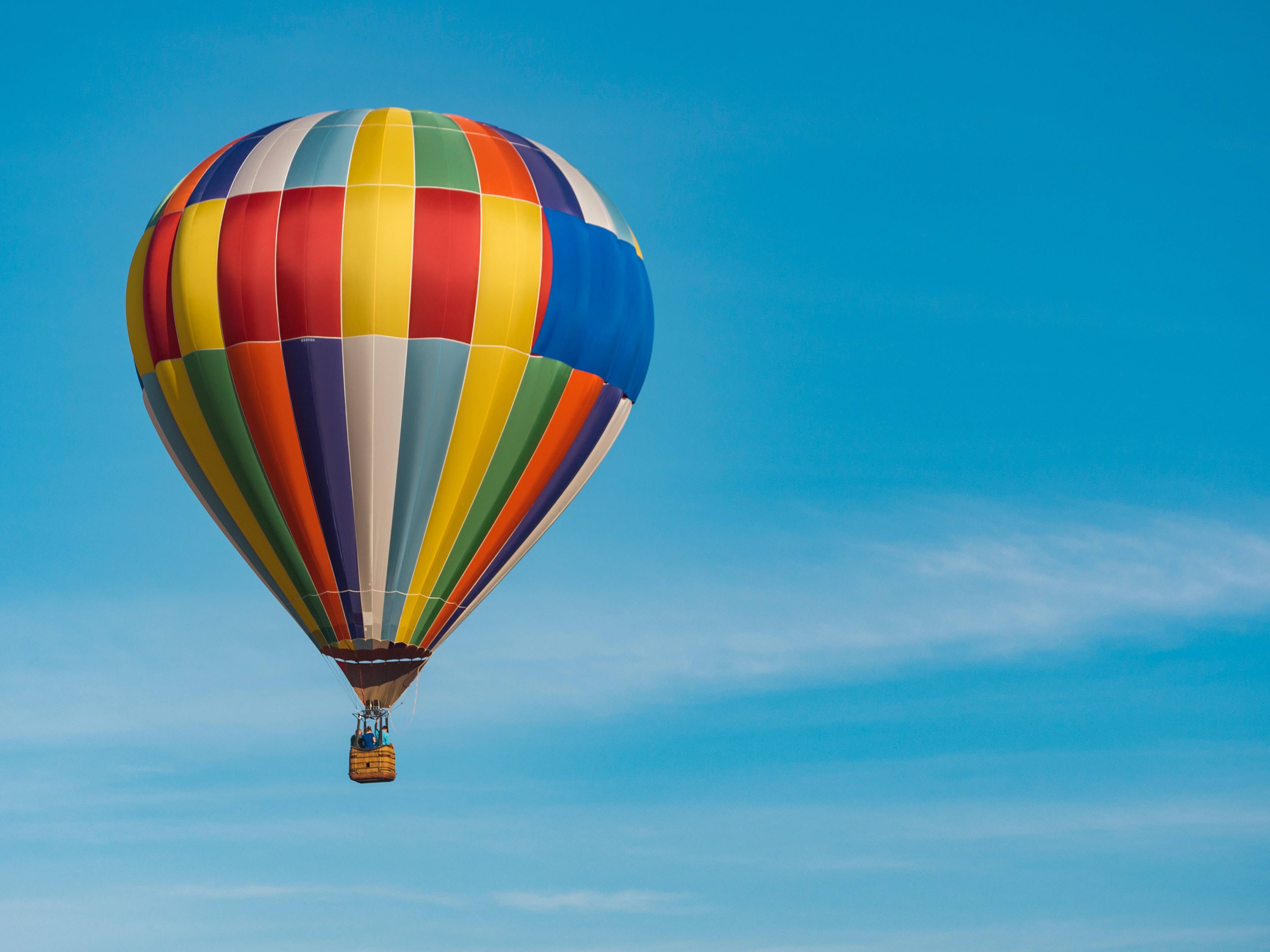 Туристы на воздушном шаре застряли на высоте 2000 метров на горе в Сочи