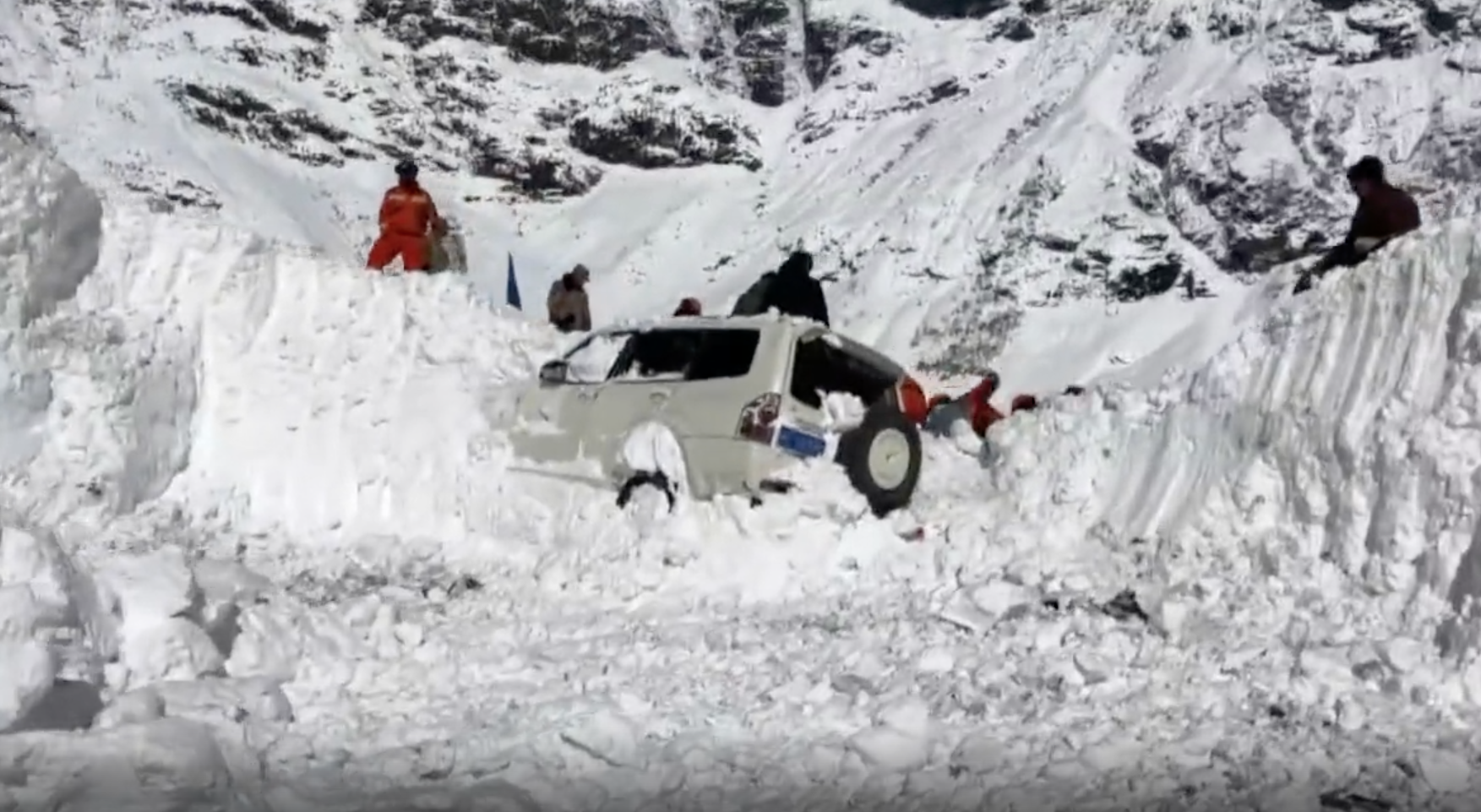 Почти 30 человек погибли под сошедшей на автотоннель лавиной в Тибете