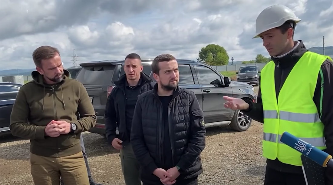 Кирилл Тимошенко со своей командой даёт интервью на фоне присвоенного автомобиля 50 Chevrolet Tahoe. Фото © YouTube / BIHUS Info