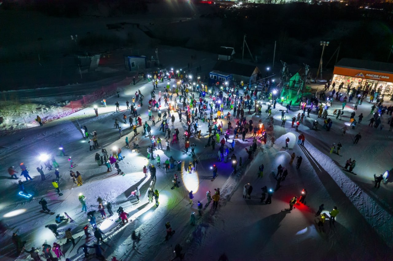 Гоняли по "Лысой": В Екатеринбурге лыжники взяли фонарики и массово съехали с горы