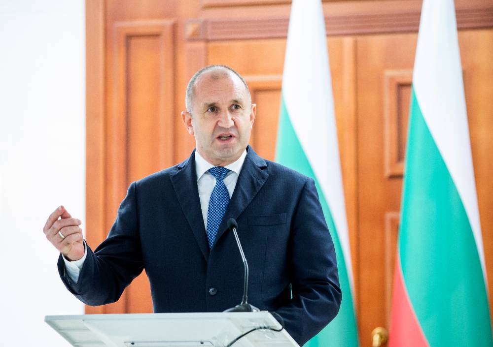 Президент Болгарии сравнил поставки оружия ВСУ с тушением пожара бензином