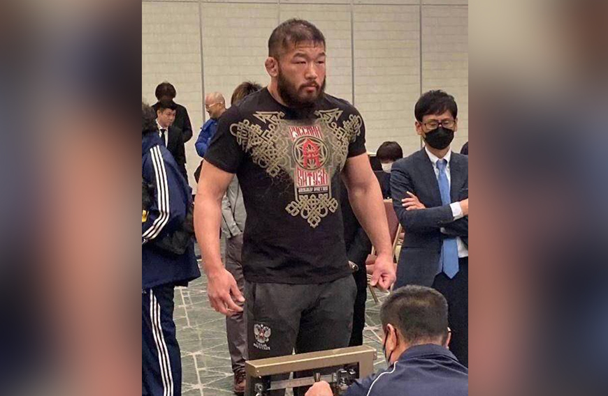 Японский боец Сатоси Исии публично вышел в футболке "Русский витязь". Фото © Twitter / Ludum