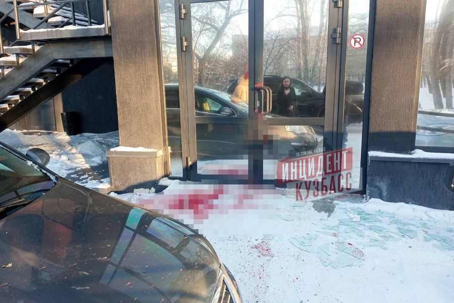 Место взрыва около кинотеатра "Юбилейный" в Кемерове. Обложка © t.me / "Инцидент Кузбасс"