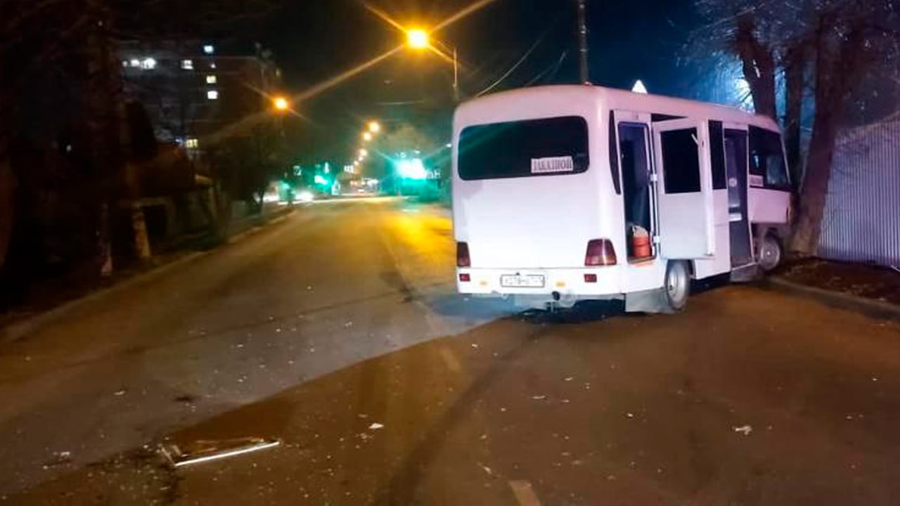 Десять человек пострадали при столкновении маршрутки и легковушки в Славянске-на-Кубани