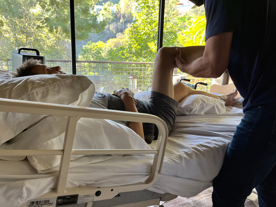 Сеанс физиотерапии актёра Джереми Реннера. Фото © Twitter / Jeremy Renner