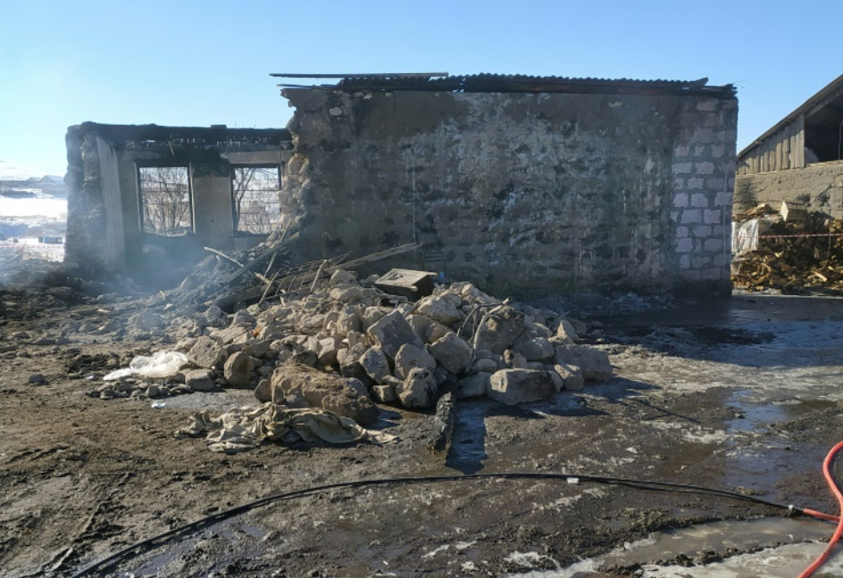 Сгоревшая казарма в Армении, где погибло 15 человек. Фото © Twitter / zeta panama