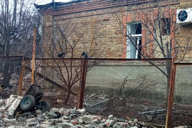 При обстреле ВСУ Стаханова разрушен профилакторий машиностроительного завода