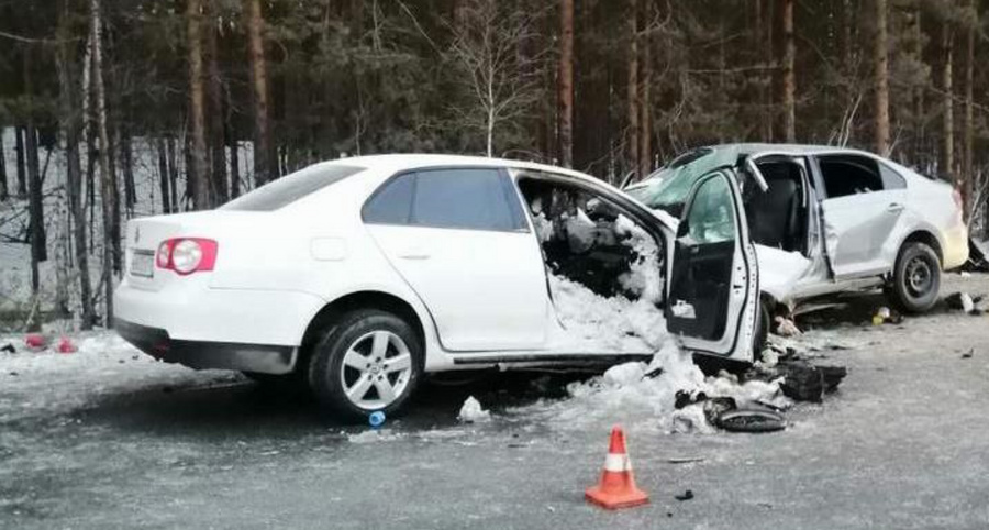 На челябинской трассе столкнулись два автомобиля. Фото © t.me / Полиция Южного Урала
