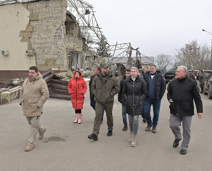 Делегация во главе с генералом Келлогом в Изюме. Обложка © Telegram / Олег Синегубов