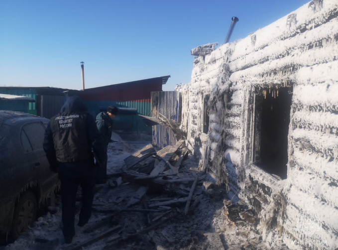 В Амурской области двое детей погибли при пожаре в деревянном доме