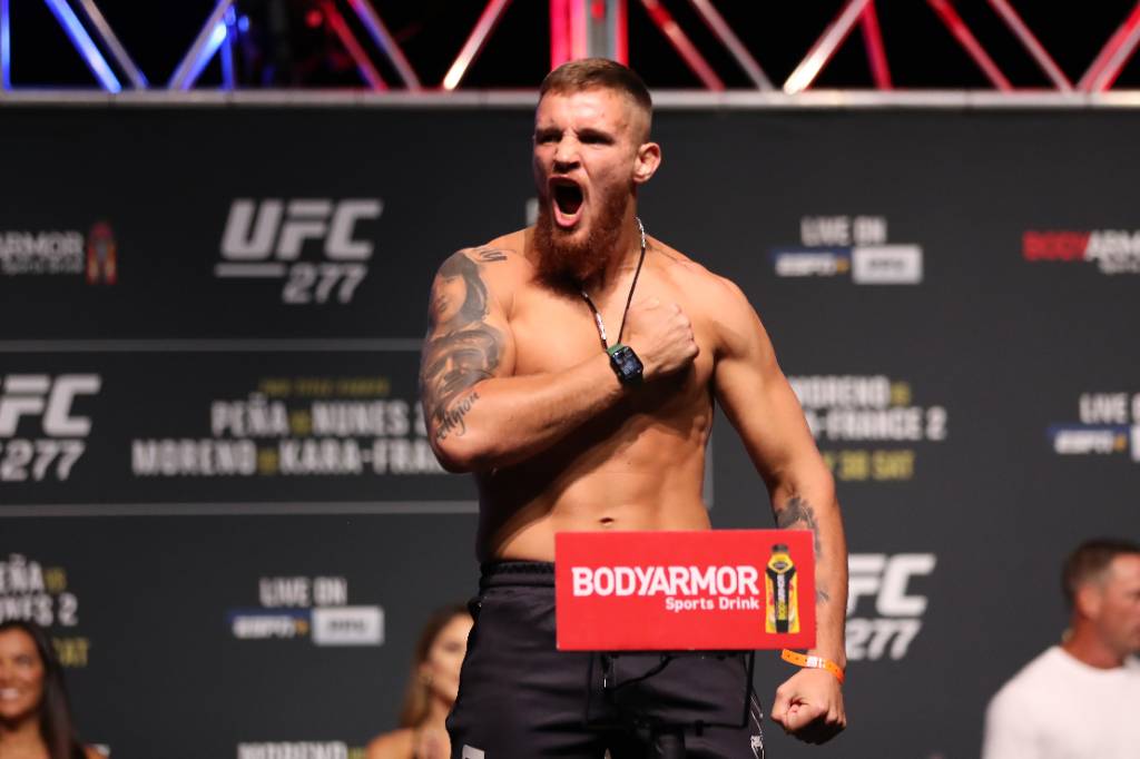 Украинского бойца UFC Потерю назвали тупым мешком за танец после победы над Руа