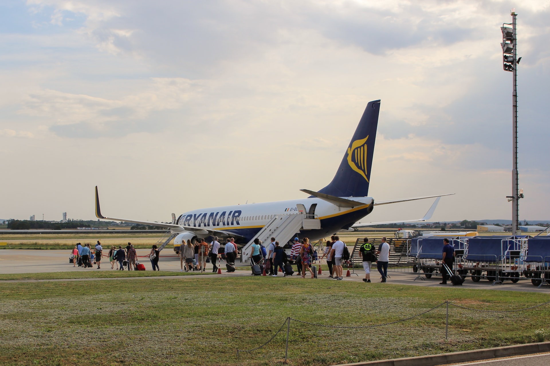 На борту экстренно севшего в Афинах самолёта Ryanair не нашли бомбы