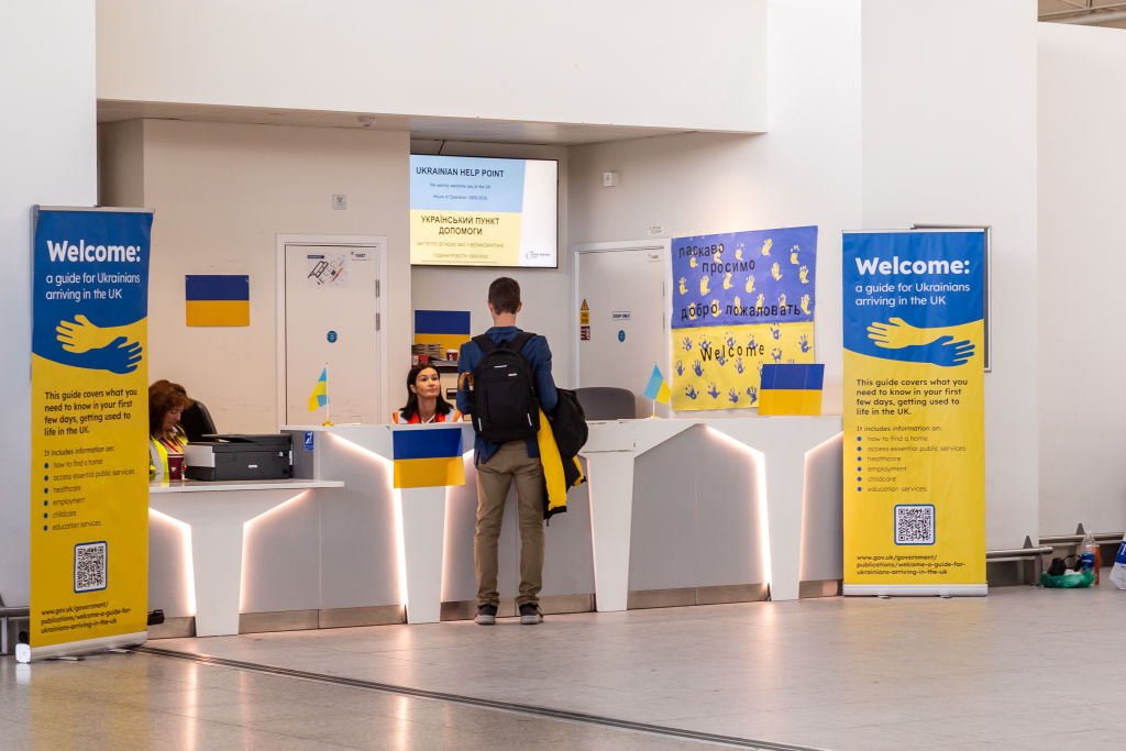 Стойка информации для украинских беженцев в аэропорту Лондона, май-2022. Фото © Getty Images / Dominika Zarzycka / SOPA Images / LightRocket