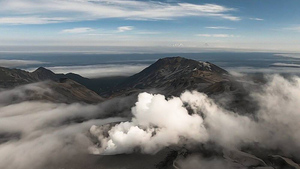 Вулкан Эбеко на Курилах выбросил столб пепла высотой 2,5 км