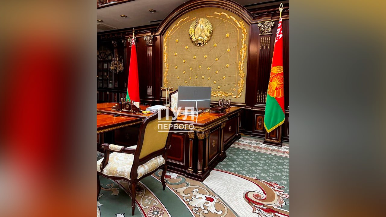 В кабинете Лукашенко вместо компьютера Apple поставили белорусский Horizont