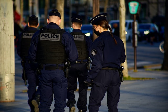 Лишившийся яичка манифестант в Париже намерен подать в суд на ударившего его полицейского