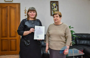 Первой жительнице ЛНР выдали сертификат на материнский капитал