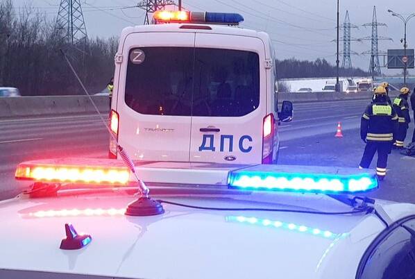 В Москве автомобиль сбил трёх человек на тротуаре