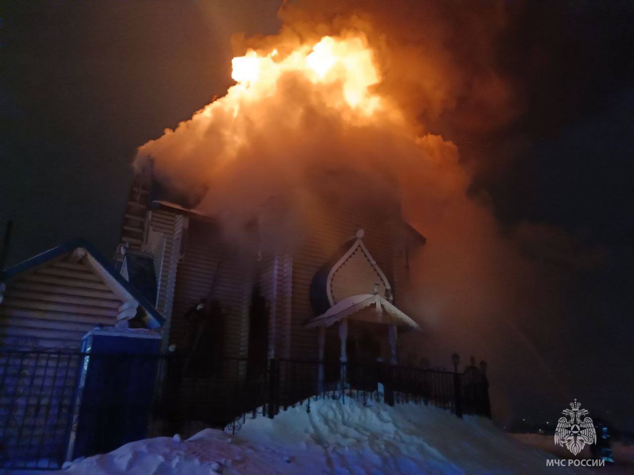 Пожар в Феодоровской церкви в Кирове. Фото © МЧС России