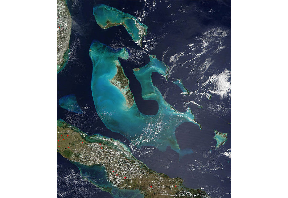 Карбонатные отмели в Атлантическом океане в районе Багамских островов. Фото © NASA