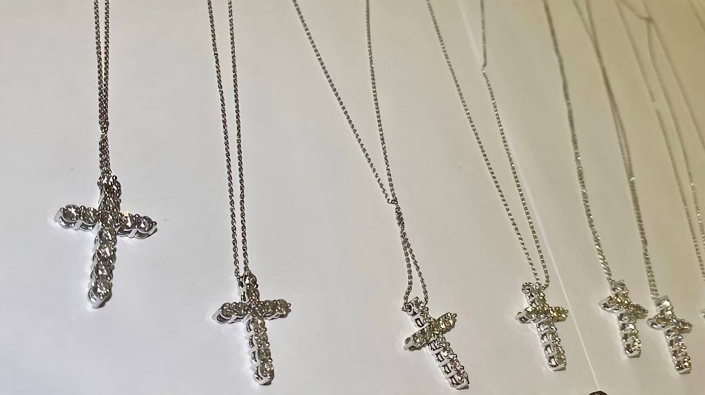 Очень верующая румынка пыталась незаконно ввезти в РФ кресты с бриллиантами на 13 млн