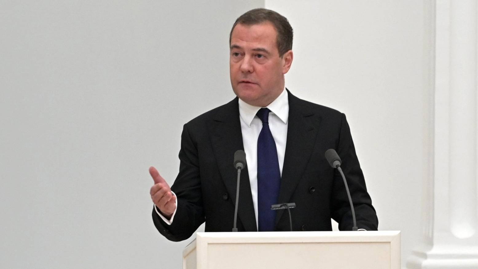 Медведев назвал Валенсу проплаченным провокатором за предложение 