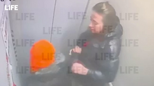 Неадекватная россиянка избила ребёнка в лифте и закрылась от участкового дома