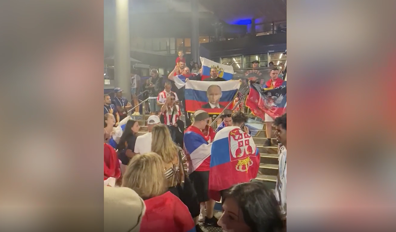 Фанаты серба Джоковича развернули российский флаг с Путиным у стадиона в Австралии