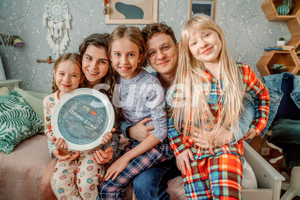 Веник (Филипп Бледный) со своими дочерьми в новом сезоне сериала "Папины дочки". Фото © Telegram / Super.ru