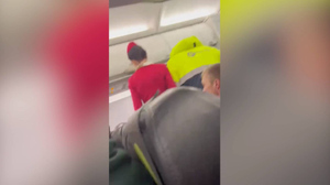 "Пускай снимает эта макака": Пассажиры самолёта S7 устроили скандал с расистскими оскорблениями
