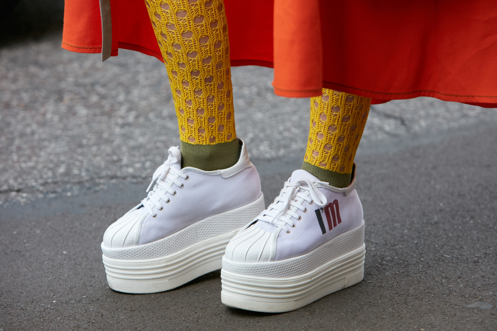 Сейчас в тренде те кроссовки, которые носили модники в 70-е и 80-е, но никак не сникерсы на танкетке. Фото © Shutterstock