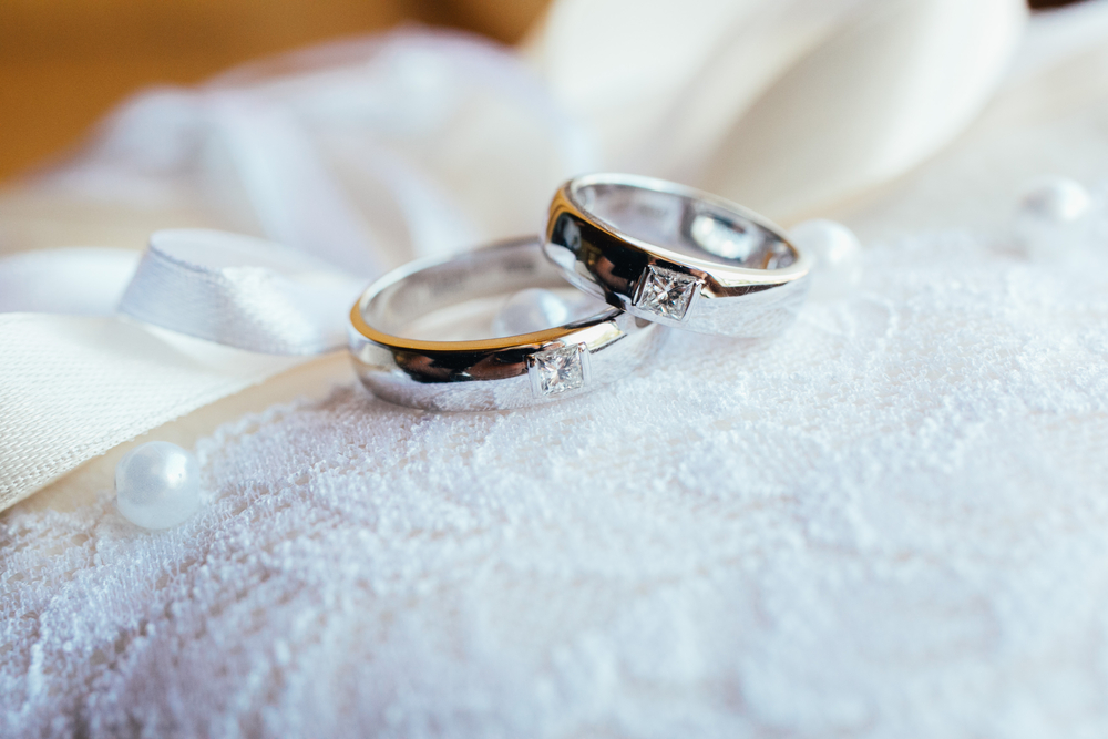 Новоиспечённым супругам нельзя касаться коробочки из-под свадебных колец — это грозит разводом. Фото © Shutterstock