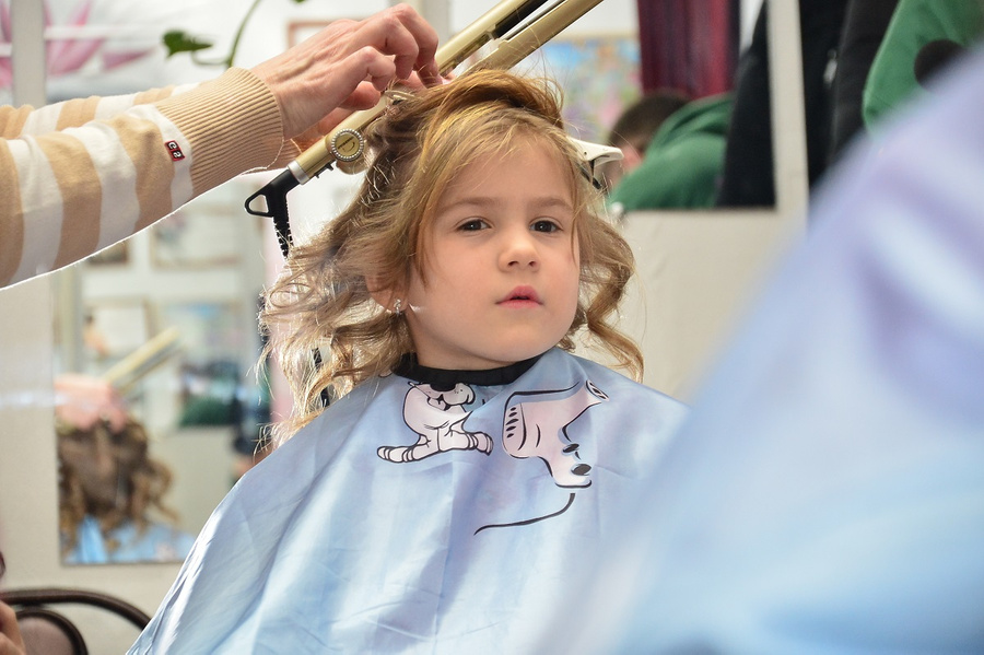 Глава городского округа Шатура исполнил желание пятилетней девочки попасть в салон красоты. Фото © "Вести Подмосковья"