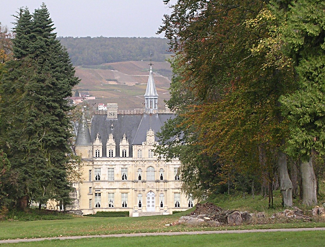 Винодельческая усадьба Бурсо (Франция) в 2005 году.  Фото © Wikipedia