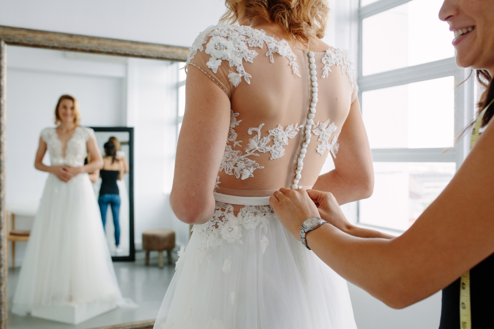 Брать в аренду свадебное платье или надевать чужое — плохая примета. Невесте лучше купить новое, чтобы быть в браке счастливой. Фото © Shutterstock