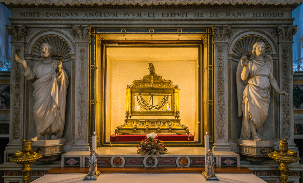 Вериги апостола Петра в базилике Сан-Пьетро-ин-Винколи, Рим. Фото © Shutterstock