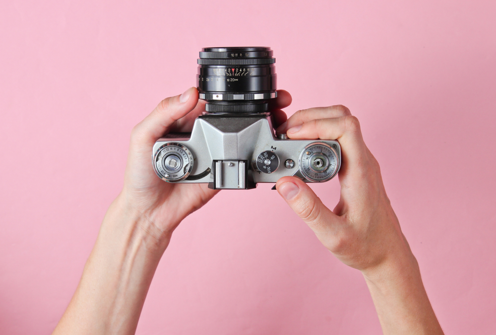 У увлечённых работой с плёнкой фотографов и любителей старых советских гаджетов всё большую популярность набирают плёночные фотоаппараты. Фото © Shutterstock