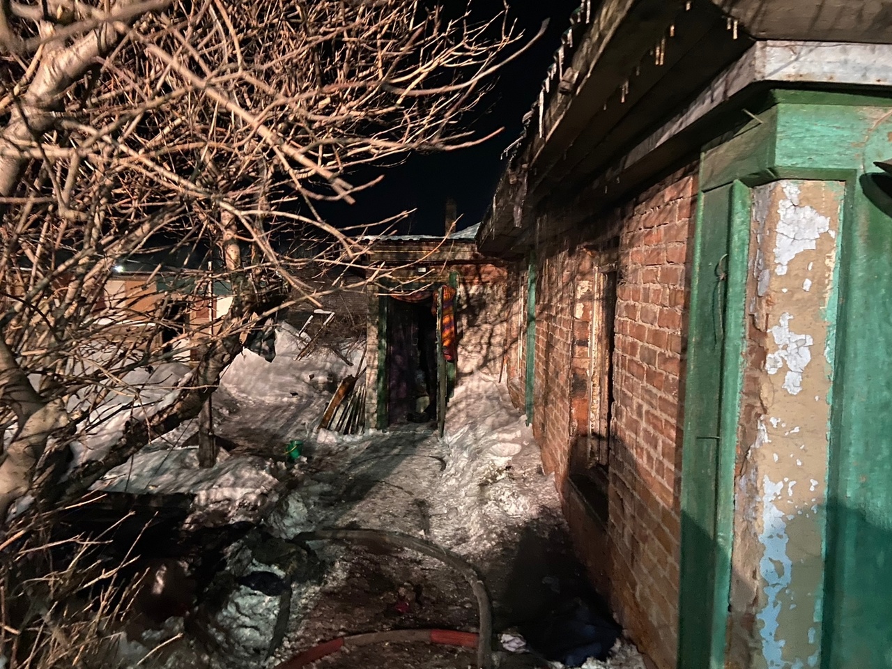 Дом, в котором заживо сгорели три человека. Фото © СУ СК РФ по Алтайскому краю