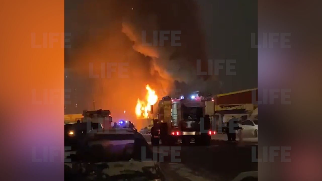 Лакокрасочный склад загорелся на территории рынка Синдика в Подмосковье