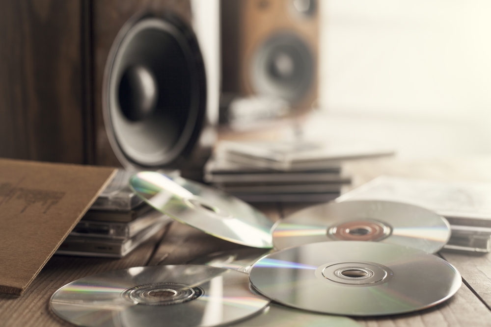 DVD-диски уже давно устарели, даже если они есть дома, вряд ли вы их смотрите. Фото © Shutterstock