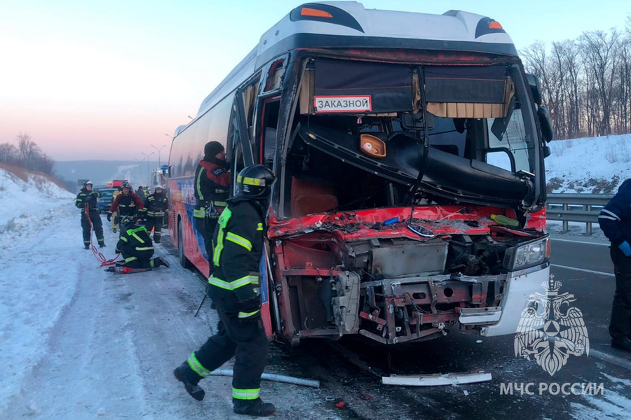 Автобус после столкновения с грузовиком на 680-м км автодороги Хабаровск — Владивосток. Обложка © Telegram / МЧС Приморье