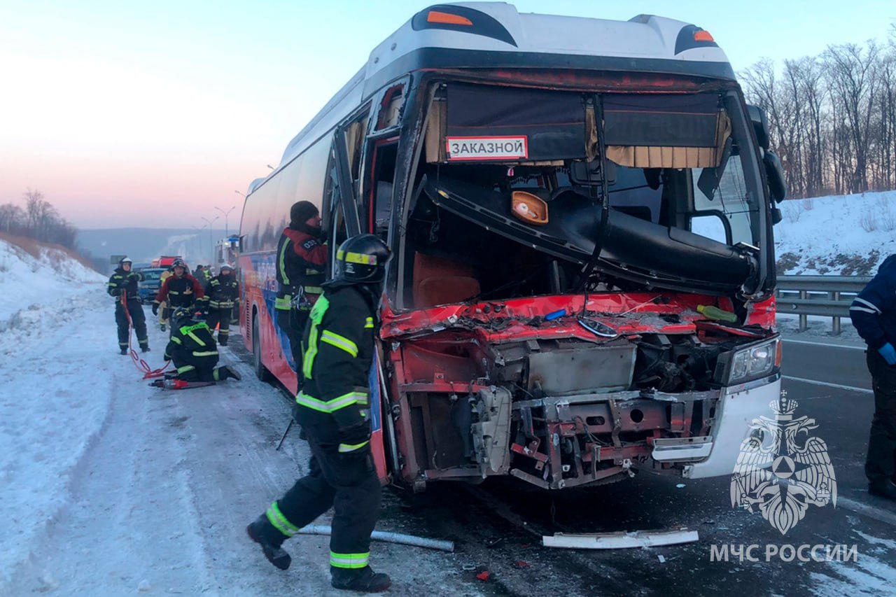 Автобус "воткнулся" в грузовик в Приморье, много людей пострадало