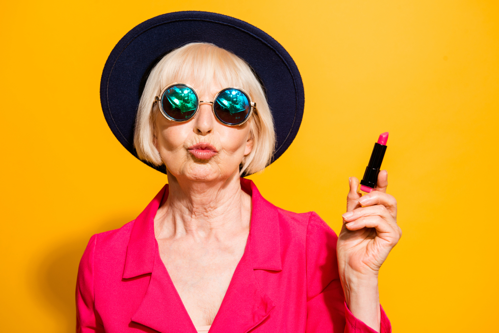 Женщина 50+ в одежде кислотных цветов смотрится нелепо, словно стащила наряд у дочки или внучки. Фото © Shutterstock